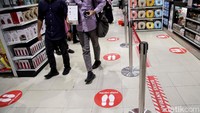 Salah satu protokol kesehatan yang juga diterapkan di toko tersebut adalah penerapan physical distancing atau jaga jarak dengan memasang stiker guna memudahkan pengunjung untuk menerapkan protokol kesehatan tersebut.