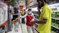 Penggunaan masker tak hanya diwajibkan bagi para pengunjung, para pegawai di toko retail tersebut juga diwajibkan untuk mengenakan masker.