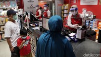Selain masker, tak sedikti pegawai yang mengenakan face shield atau pelindung wajah saat sedang bertugas.
