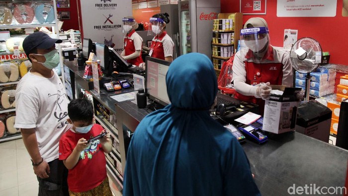 Sejumlah protokol kesehatan diterapkan di toko ritel Ace Hardware yang berada di kawasan Jakarta. Hal itu dilakukan sebagai persiapan untuk hadapi new normal.