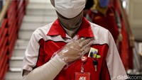 Para pegawai di toko retail tersebut juga mengenakan sarung tangan untuk meminimalkan kontak langsung dengan virus Corona.