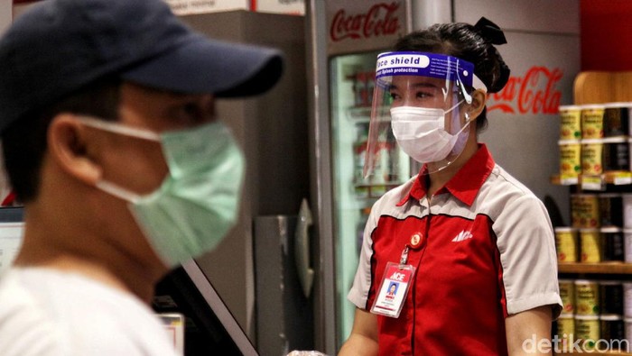 Sejumlah protokol kesehatan diterapkan di toko ritel Ace Hardware yang berada di kawasan Jakarta. Hal itu dilakukan sebagai persiapan untuk hadapi new normal.