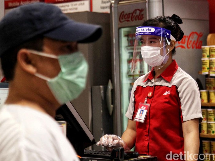 Sejumlah protokol kesehatan diterapkan di toko ritel Ace Hardware yang berada di kawasan Jakarta. Hal itu dilakukan sebagai persiapan untuk hadapi new normal.