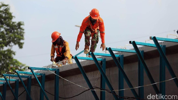 Pekerja melakukan proses pembangunan fly over Cakung, Jakarta Timur, Selasa (9/6/2020). Dinas Bina Marga sedang mengerjakan tiga flyover dan satu underpass. Keempat proyek, yakni flyover Tanjung Barat dengan anggaran Rp163 miliar, flyover Cakung Rp261 miliar, flyover Lenteng Agung-IISIP Rp143 miliar dan underpass Senen Rp169 miliar.