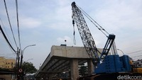 Sejumlah alat berat terus bekerja untuk menyelesaikan proyek flyover Cakung.