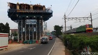 Pekerja melakukan proses pembangunan flyover Cakung, Jakarta Timur, Selasa (9/6/2020).