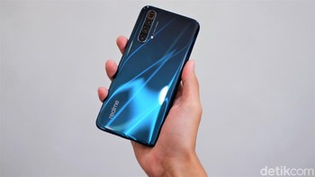 Realme X3 SuperZoom punya dua pilihan warna Arctic White dan Glacier Blue yang diunboxing kali ini. Foto: Adi Fida Rahman/detikINET