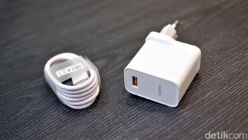 Dalam paket penjualannya disertakan 30W Dart Flash Charge dan kabel USB type-C Foto: Adi Fida Rahman/detikINET