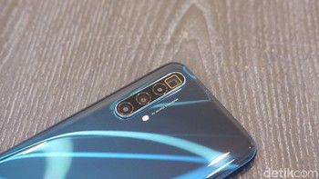 Menjadi ponsel pertama Realme yang mengusung periskop. Alhasil menjanjikan kemampuan zoom digital 60x. Foto: Adi Fida Rahman/detikINET