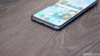 Mengusung port USB Type C dan jack audio 3,5 mm. Foto: Adi Fida Rahman/detikINET