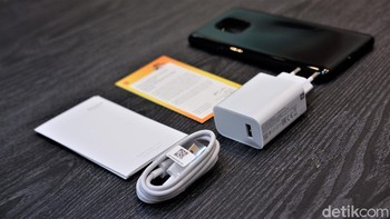 Menyertakan silikon case, kabel data dan charger 33W. Foto: Adi Fida Rahman/detikINET