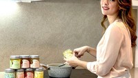 Menjadi dokter sekaligus seorang ibu, Reisa tentu saja jago masak. Lihat posenya saat di dapur ini bikin netizen salah fokus dengan kecantikannya. Foto: Instagram @reisabrotoasmoro