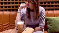 Meski sudah memiliki anak, tetapi tidak menghalangi Reisa untuk ngopi cantik di kafe kekinian seperti ini. Foto: Instagram @reisabrotoasmoro
