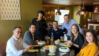Soal kuliner, ternyata dokter cantik ini penggemar makanan Italia. Ini momennya kala ia dan teman-teman menikmati pasta. Foto: Instagram @reisabrotoasmoro