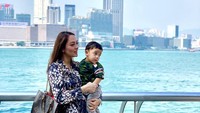 Telah memiliki dua anak, Dokter Reisa tak jarang mengunggah momen liburan barengnya bersama anak tercinta. Keluarga memang adalah yang utama (Instagram/reisabrotoasmoro)