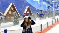 Di dalam negeri, Dokter Reisa pun sempat berkunjung ke Trans Snow World Bintaro (Instagram/reisabrotoasmoro)