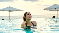 Bali pun menjadi salah satu destinasi favoritnya. Pantai dan senja yang indah, tentu jadi kombinasi menarik (Instagram/reisabrotoasmoro)
