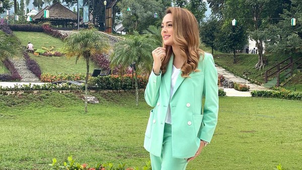Dalam beberapa unggahan fotonya, Dokter Reisa pun menyatakan kerinduannya akan kegiatan traveling. Namun, urung ia lakukan karena COVID-19 (Instagram/reisabrotoasmoro) Dalam beberapa unggahan fotonya, Dokter Reisa pun menyatakan kerinduannya akan kegiatan traveling. Namun, urung ia lakukan karena COVID-19 (Instagram/reisabrotoasmoro)