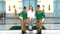 Terlepas tugas barunya sebagai jubir, dokter cantik yang pernah menjadi Puteri Indonesia Lingkungan dan Puteri Indonesia 2010 ini juga menggemari traveling. Salah satu yang ia rindukan adalah kampung halaman suaminya di Solo yang merupakan pangeran termuda Keraton Solo (Instagram/reisabrotoasmoro)