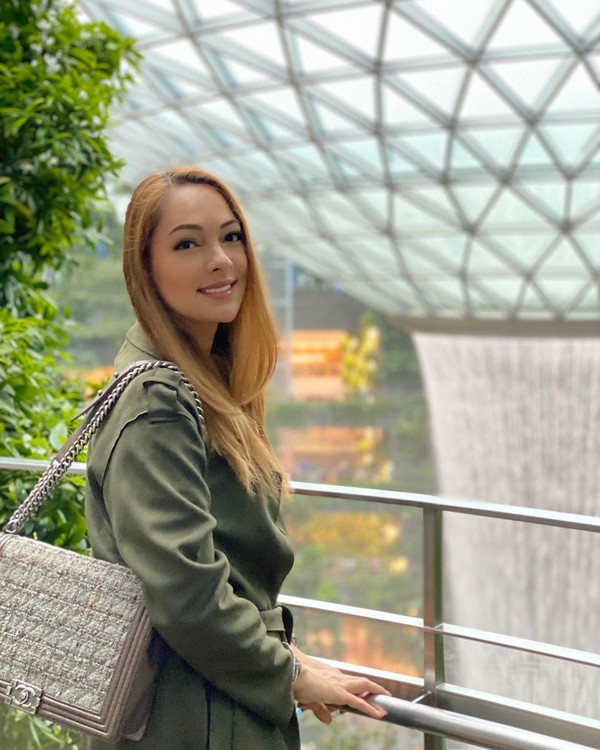 Momen traveling Dokter Reisa di Jewel Changi Singapura. Tampak air terjun keren yang jadi ciri khasnya (Instagram/reisabrotoasmoro) Momen traveling Dokter Reisa di Jewel Changi Singapura. Tampak air terjun keren yang jadi ciri khasnya (Instagram/reisabrotoasmoro)
