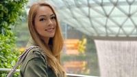 Momen traveling Dokter Reisa di Jewel Changi Singapura. Tampak air terjun keren yang jadi ciri khasnya (Instagram/reisabrotoasmoro)