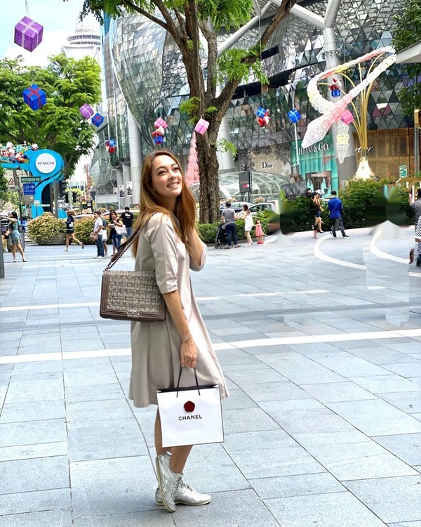 Liburan ke Singapura, tak lengkap tanpa belanja di Orchard Road. Dokter Reisa pun tentu sudah paham hal itu (Instagram/reisabrotoasmoro) Liburan ke Singapura, tak lengkap tanpa belanja di Orchard Road. Dokter Reisa pun tentu sudah paham hal itu (Instagram/reisabrotoasmoro)
