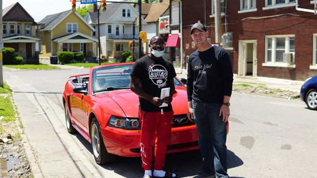 Antonio Gwynn (kiri) mendapatkan mobil dari Matt Block (kanan) sebagai apresiasi atas sikapnya usai demo George Floyd.