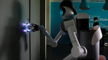 Ia dapat dikendalikan dari jarak jauh serta kemampuan tangannya yang menggunakan sinar ultraviolet untuk membunuh virus seperti pada gagang pintu. (Foto: Reuters/Kim Kyung-Hoon)