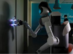 Aksi Robot Ugo Perangi Virus Corona