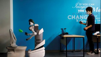 Dengan robot ini juga bisa dgunakan sebagai penjaga keamanan, melakukan inspeksi peralatan dan membersihkan toilet dan area lain di gedung perkantoran. (Foto: Reuters/Kim Kyung-Hoon)