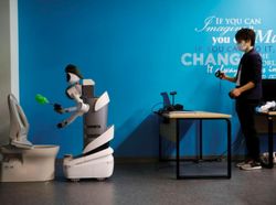 Aksi Robot Ugo Perangi Virus Corona