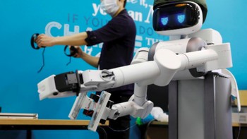 Laser pengukur jarak yang dipasang di pangkalan membantu navigasi. Sementara panel di bagian atas menampilkan mata untuk memberikan penampilan yang lebih ramah. (Foto: Reuters/Kim Kyung-Hoon)