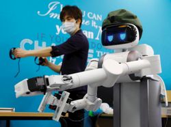 Aksi Robot Ugo Perangi Virus Corona