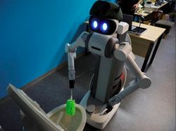 Aksi Robot Ugo Perangi Virus Corona