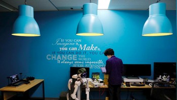 Virus Corona telah menciptakan kebutuhan akan robot karena mereka dapat mengurangi kontak langsung antara manusia, ujar Kent Matsui CEO Mira Robotics yang dilansir dari Reuters. (Foto: Reuters/Kim Kyung-Hoon)