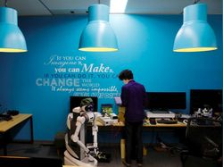 Aksi Robot Ugo Perangi Virus Corona