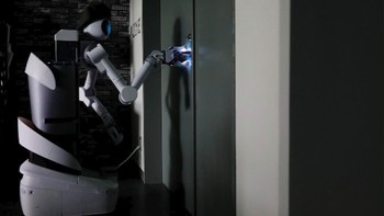 Awalnya Ugo digunakan untuk memperkuat tenaga kerja di Jepang yang semakin menipis. Namun dengan semakin meningkatnya Coronavirus dapat memajukan pekerjaan pengembangan robot. (Foto: Reuters/Kim Kyung-Hoon)