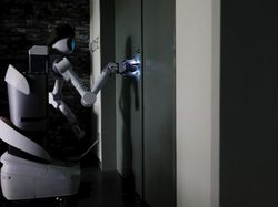 Aksi Robot Ugo Perangi Virus Corona