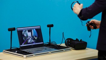 Ia bisa dioperasikan dari jarak jauh melalui koneksi nirkabel (wireless) dengan laptop dan pengontrol game. (Foto: Reuters/Kim Kyung-Hoon)
