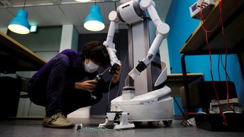 Mira Robotics startup asal Jepang yang mengembangkan robot avatar Ugo dengan memiliki sepasang lengan robot yang dapat disesuaikan tingginya yang terpasang di atas roda. (Foto: Reuters/Kim Kyung-Hoon)