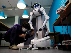 Aksi Robot Ugo Perangi Virus Corona