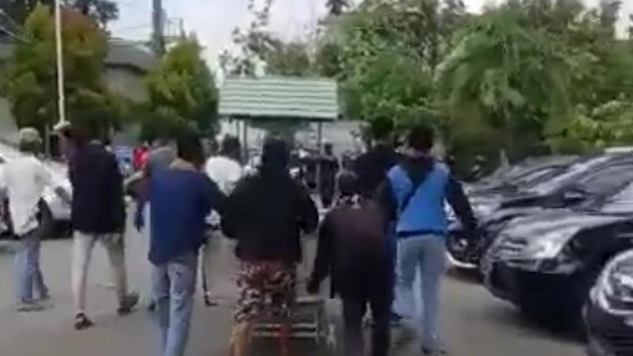 Sejumlah orang menjemput paksa jenazah berstatus PDP Corona di salah satu rumah sakit di Bekasi