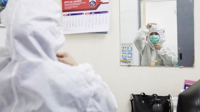 Semangat Juang Tiada Henti Petugas Medis COVID-19 Sejak memasuki pandemi COVID-19, petugas medis terus berjuang tiada henti untuk memerangi Corona.