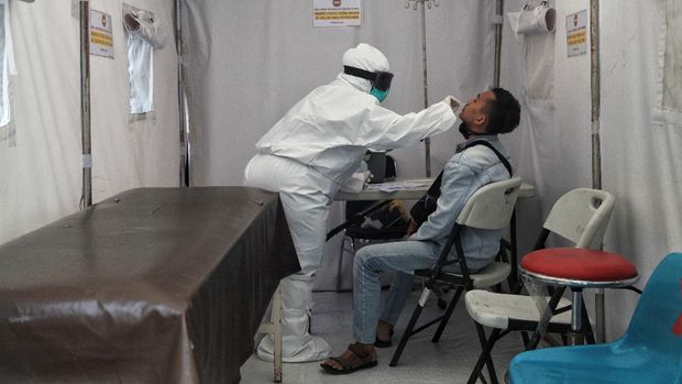 Sejak memasuki pandemi COVID-19, petugas medis terus berjuang tiada henti untuk memerangi Corona.