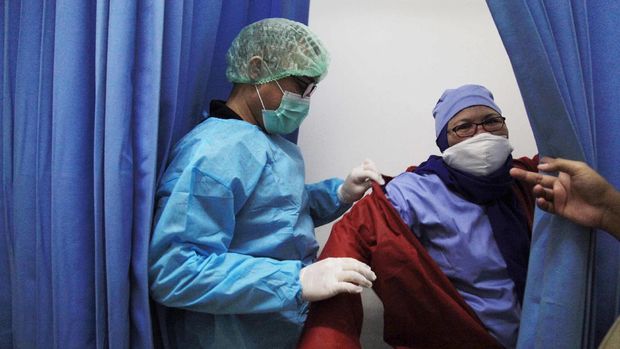 Sejak memasuki pandemi COVID-19, petugas medis terus berjuang tiada henti untuk memerangi Corona.