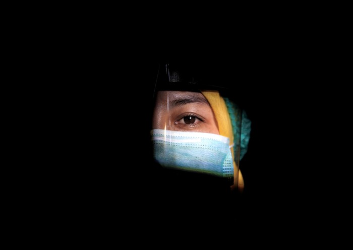 Sejak memasuki pandemi COVID-19, petugas medis terus berjuang tiada henti untuk memerangi Corona.