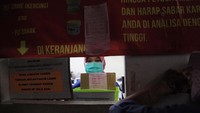 Mereka bekerja dengan penuh dedikasi demi selamatnya pasien yang dinyatakan positif. 