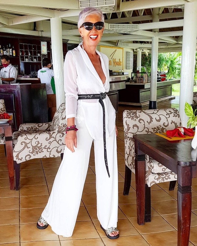 Model asal Inggris Sheila Kiss masih memiliki perawakan yang mempesona di usianya yang ke-62. Wanita yang kini tinggal di Bali itu bahkan mengaku banyak ditaksir pria-pria muda.  Foto: dok. Instagram