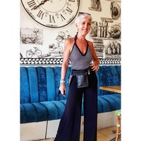 Sheila mengibaratkan Instagramnya seperti Tinder karena banyak yang tertarik terhadapnya. Aku tertawa karena aku cukup tua menjadi ibu mereka. Pria mengirim pesan pribadi dari usia 20 sampai 70-an. Aku hanya menghapusnya, ujar wanita berambut pendek itu. Foto: dok. Instagram