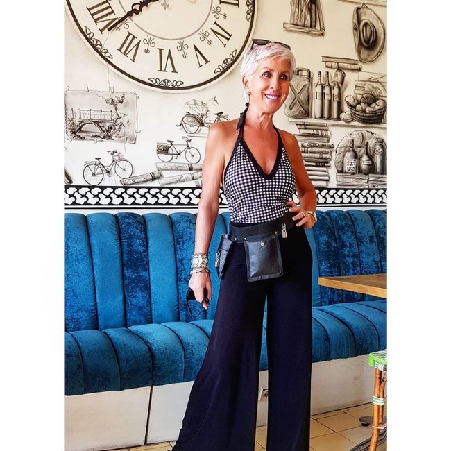 Sheila mengibaratkan Instagramnya seperti Tinder karena banyak yang tertarik terhadapnya. Aku tertawa karena aku cukup tua menjadi ibu mereka. Pria mengirim pesan pribadi dari usia 20 sampai 70-an. Aku hanya menghapusnya, ujar wanita berambut pendek itu. Foto: dok. Instagram